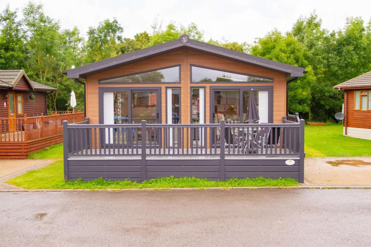 Penny Lodge With Hot Tub Malton Exterior foto