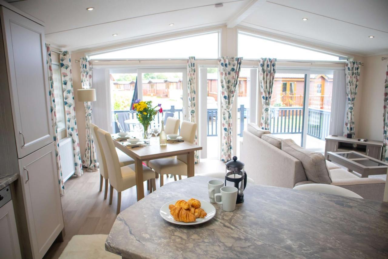 Penny Lodge With Hot Tub Malton Exterior foto