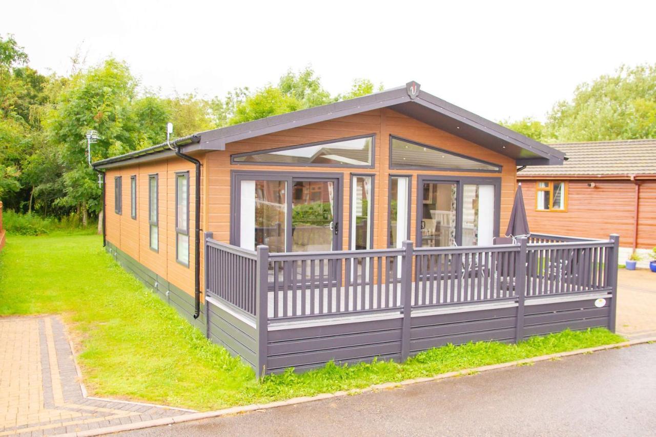 Penny Lodge With Hot Tub Malton Exterior foto