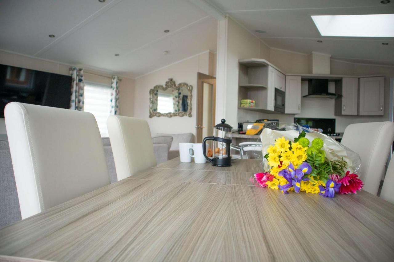 Penny Lodge With Hot Tub Malton Exterior foto